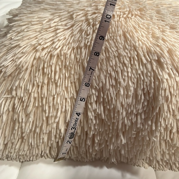 Extra Large Super Soft and fluffy Pillow - Picture 4 of 4